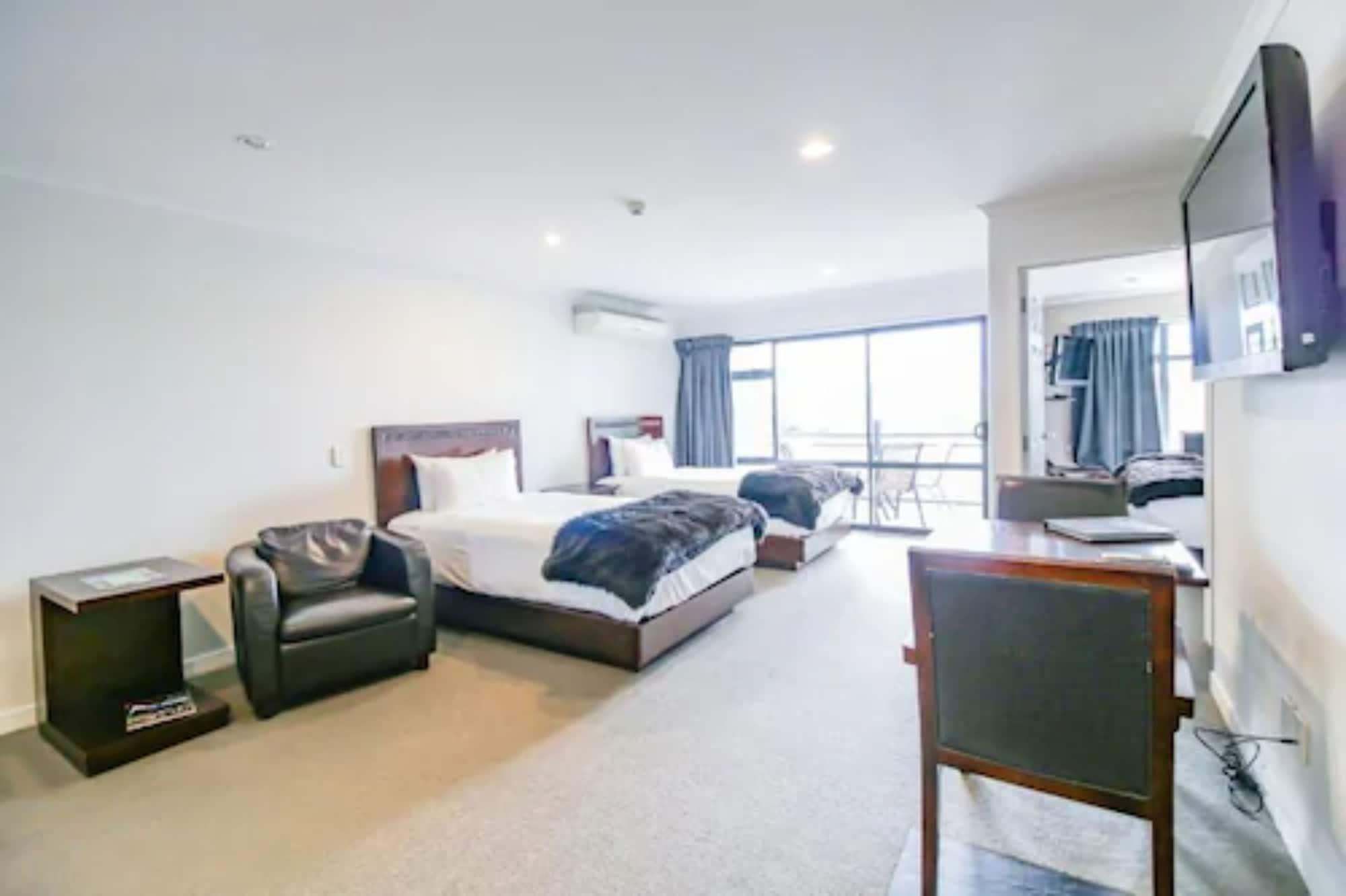 Aotea Motor Lodge Уонгануи Экстерьер фото Studio apartment