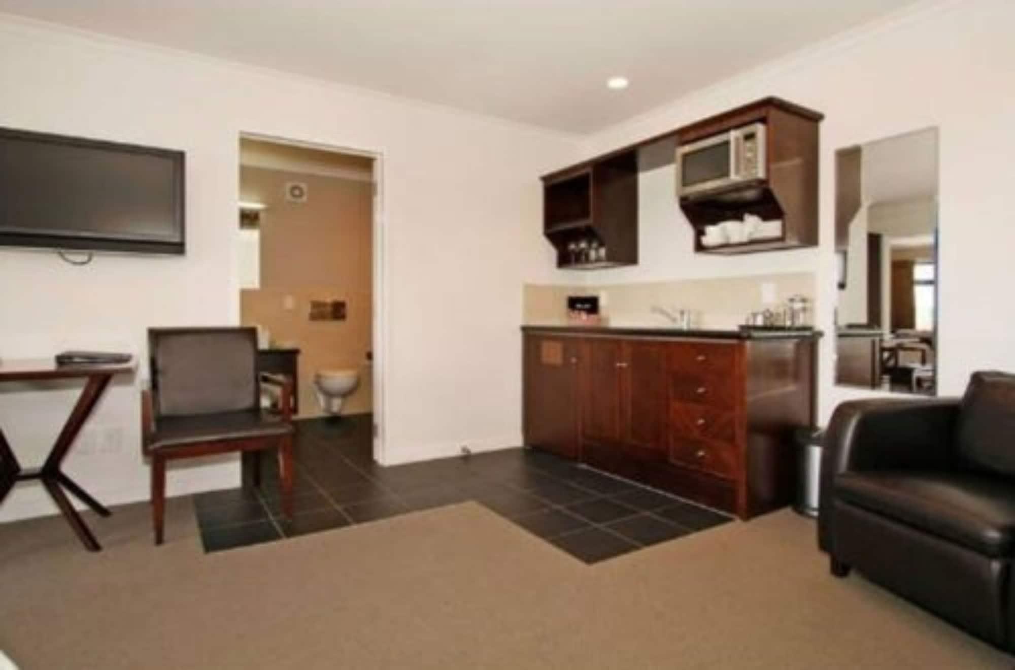 Aotea Motor Lodge Уонгануи Экстерьер фото A typical studio apartment