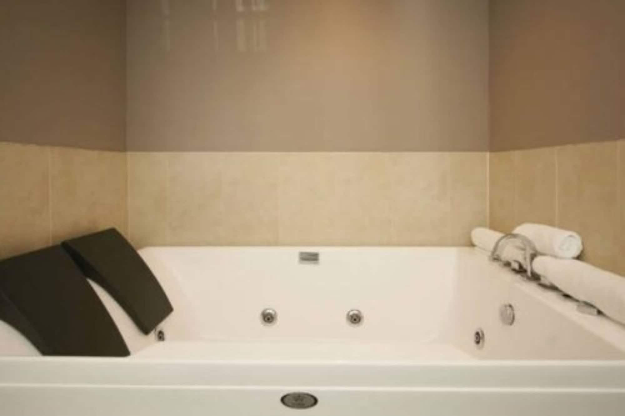 Aotea Motor Lodge Уонгануи Экстерьер фото A whirlpool bathtub