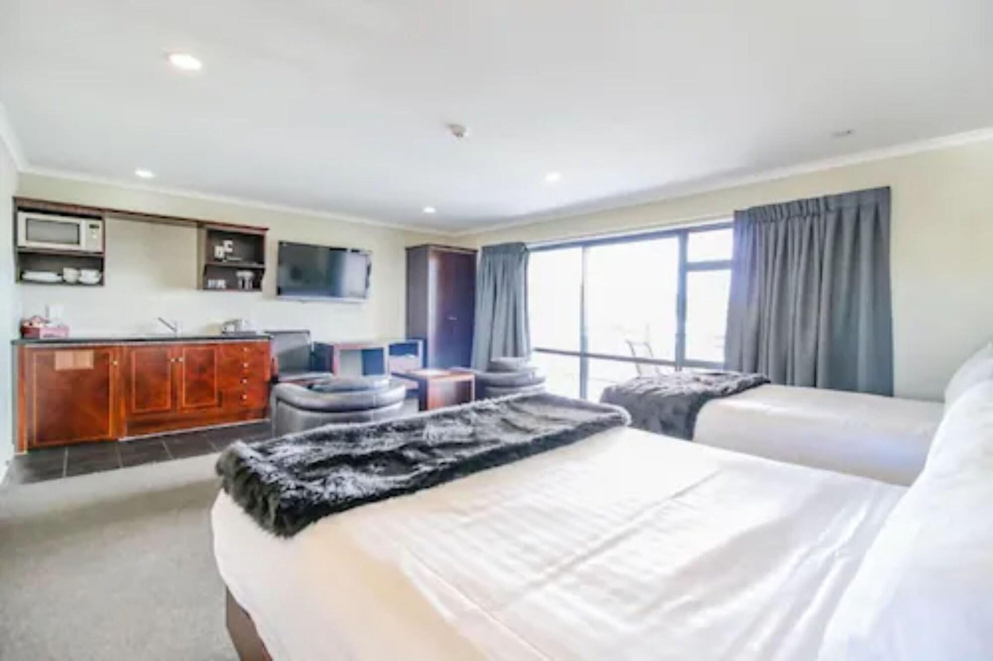 Aotea Motor Lodge Уонгануи Экстерьер фото A typical studio apartment