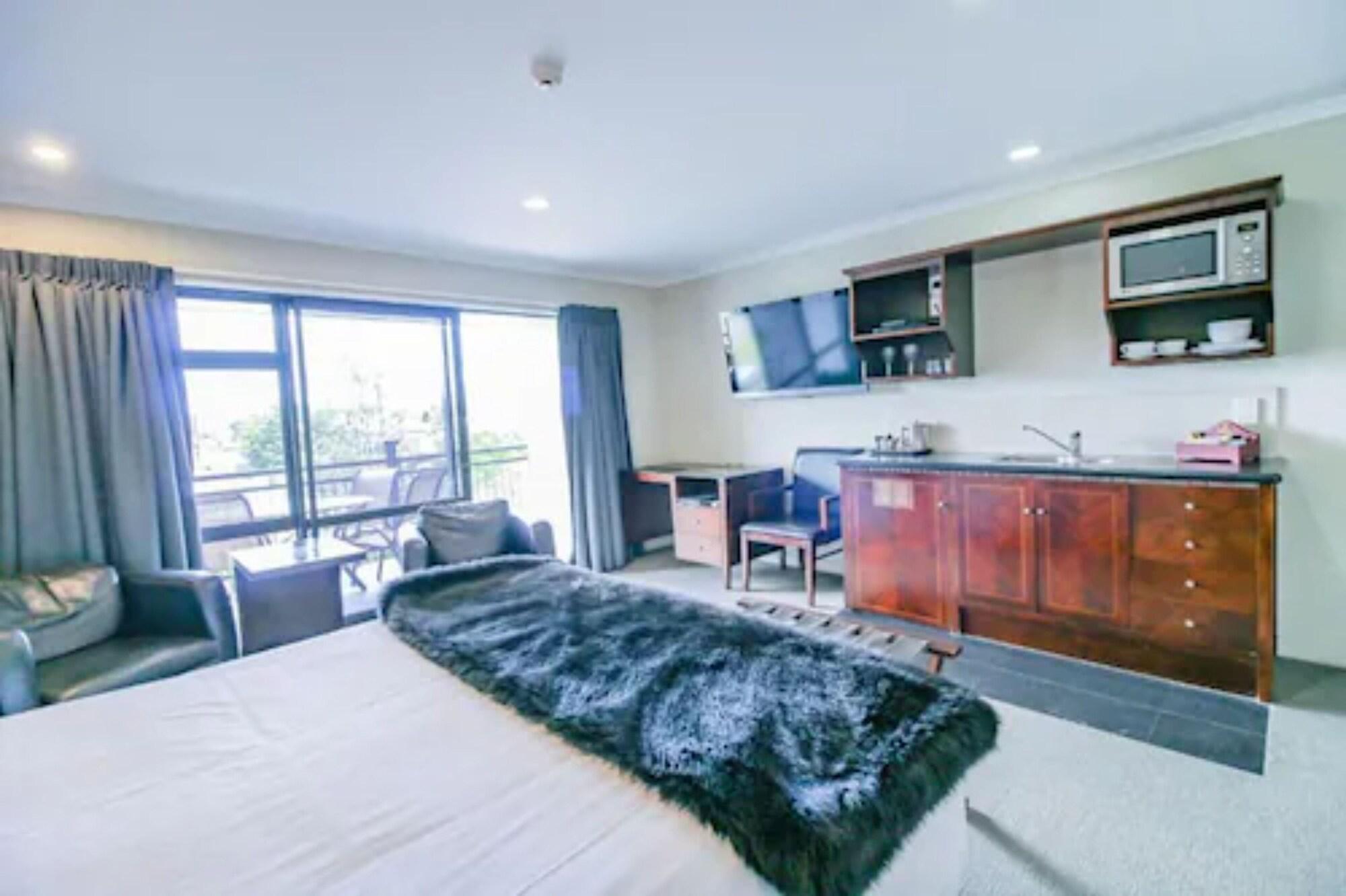 Aotea Motor Lodge Уонгануи Экстерьер фото A studio apartment in New Zealand