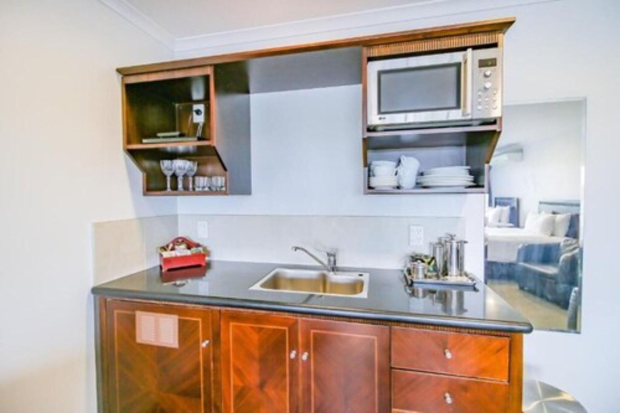 Aotea Motor Lodge Уонгануи Экстерьер фото A kitchenette in a hotel room
