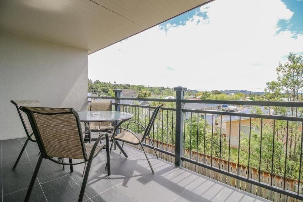 Aotea Motor Lodge Уонгануи Экстерьер фото A balcony