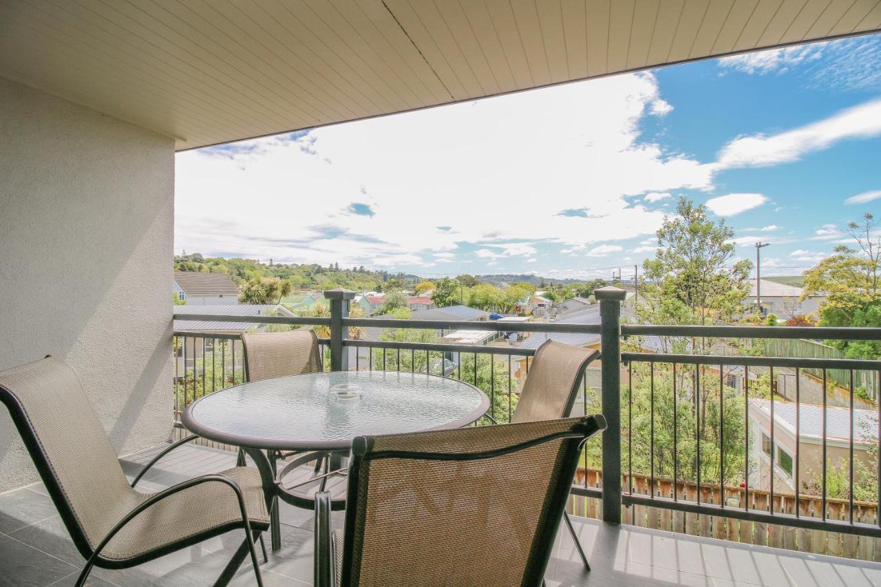Aotea Motor Lodge Уонгануи Экстерьер фото A balcony