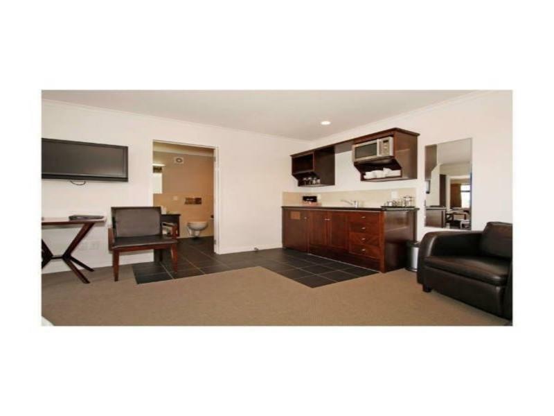 Aotea Motor Lodge Уонгануи Экстерьер фото A typical extended stay room